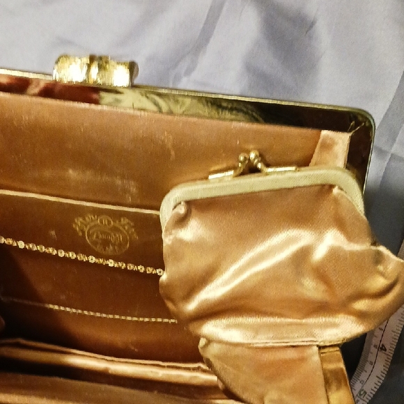 After Dark Vintage Gold  80' Clutch With Coin Putch Of A Chain. Satin Gold Lined - Picture 6 of 7
